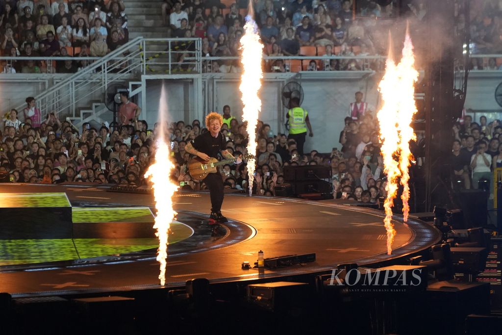 Penampilan bintang pop asal Inggris, Edward Christopher Sheeran alias Ed Sheeran, dalam konser di Jakarta International Stadium (JIS), Jakarta, Sabtu (2/3/2024) malam. Hampir selama dua jam, Ed Sheeran menghibur penonton dengan 26 judul lagu dari album-album yang dirilis sejak 2011. Konser ini merupakan bagian dari tur dunia Ed Sheeran yang bertajuk Mathematics Tour yang berlangsung sejak 2023.
