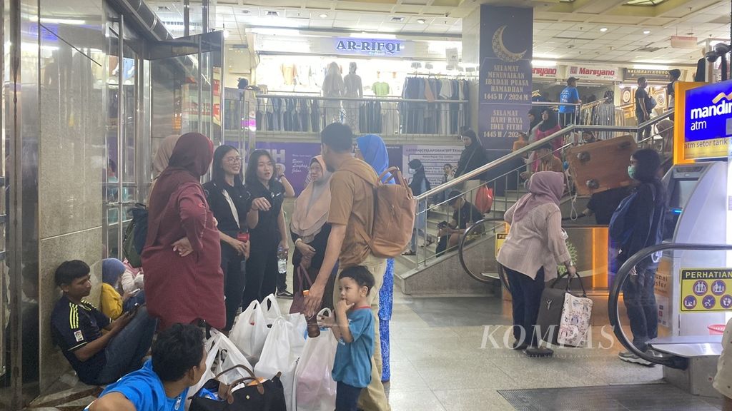 Menjelang Ramadhan 2024, Pasar Tanah Abang di Jakarta Pusat mulai dibanjiri pengunjung, Selasa (5/3/2024).