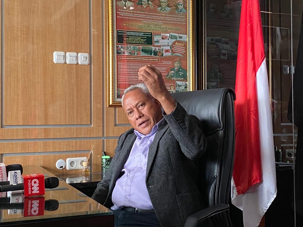 Ketua Bidang Kehormatan Partai DPP PDI-P Komarudin Watubun ditemui di ruangannya di Kompleks Parlemen, Selasa (31/10/2023).