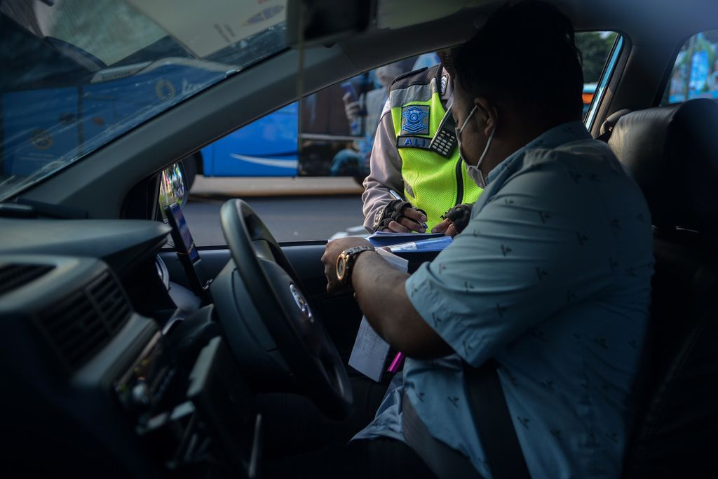 Pengendara mobil diberhentikan polisi karena melanggar lalu lintas di kawasan Bundaran Hotel Indonesia, Jakarta Pusat, Selasa (16/5/2023). Tilang manual kepada pelanggar lalu lintas kembali diterapkan. 