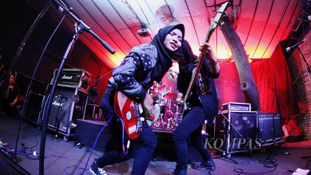 Voice of Baceprot, band rock asal Garut, Jawa Barat, yang personelnya semuanya perempuan, yakni Firdda Marsya Kurnia (vokal dan gitar), Widi Rahmawati (bas), and Euis Siti Aisyah (drum).