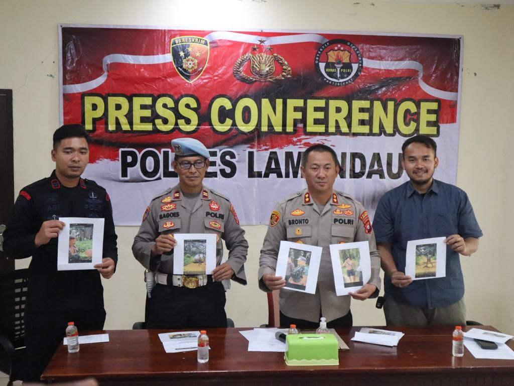 Kapolres Lamandau Ajun Komisaris Besar Bronto (kedua kanan) bersama jajaran menunjukkan cuplikan gambar dari video yang beredar di media sosial soal penghadangan mobil polisi yang sedang membawa dua terduga pelaku pencurian sawit di Lamandau, Kalteng, Senin (30/1/2023).