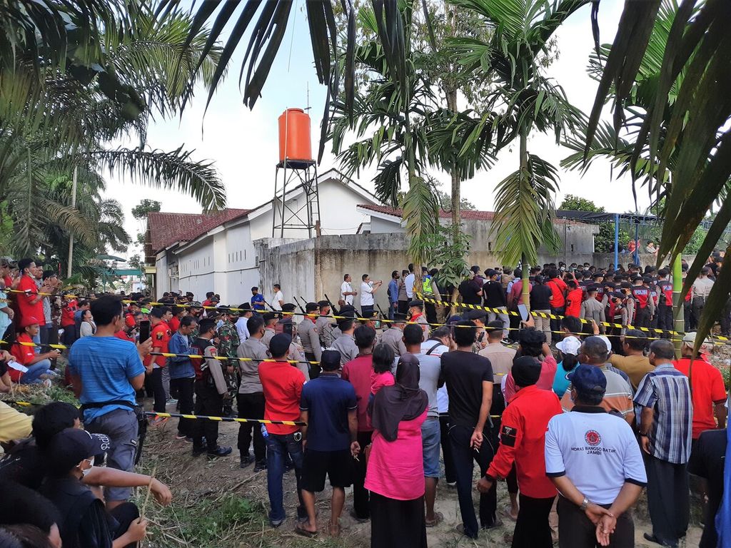 Warga menghadiri pemakaman kedua Brigadir J di Tempat Pemakaman Umum Suka Makmur, Sungai Bahar, Muaro Jambi, Rabu (27/7/2022). 