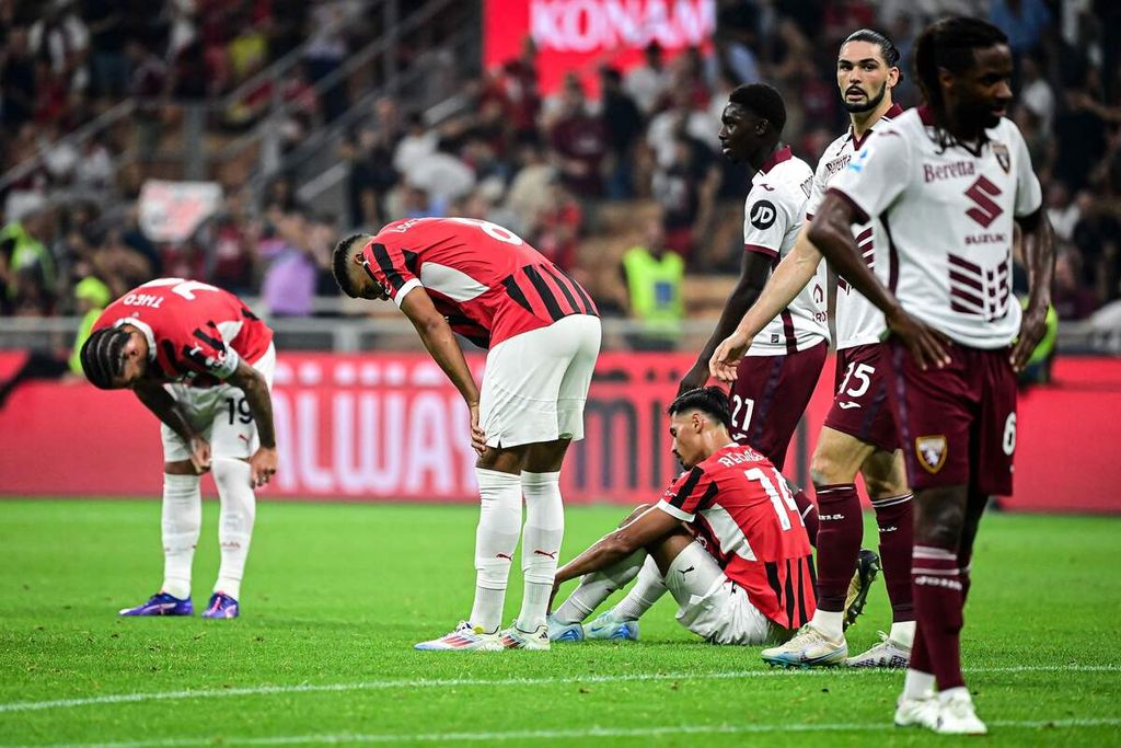 Ekspresi kekecewaan pemain AC Milan (kiri) setelah berakhirnya laga Liga Italia versus Torino di Stadion San Siro, Milan, Minggu (18/8/2024) dini hari WIB. Laga itu berakhir imbang, 2-2.