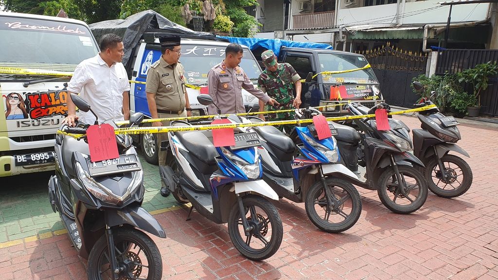 Lima unit sepeda motor dan tiga mobil pikap hasil curian oleh 12 orang anggota sindikat pencuri motor asal Lampung diamankan Kepolisian Sektor Tambora, Jakarta Barat, Senin (8/5/2023). 