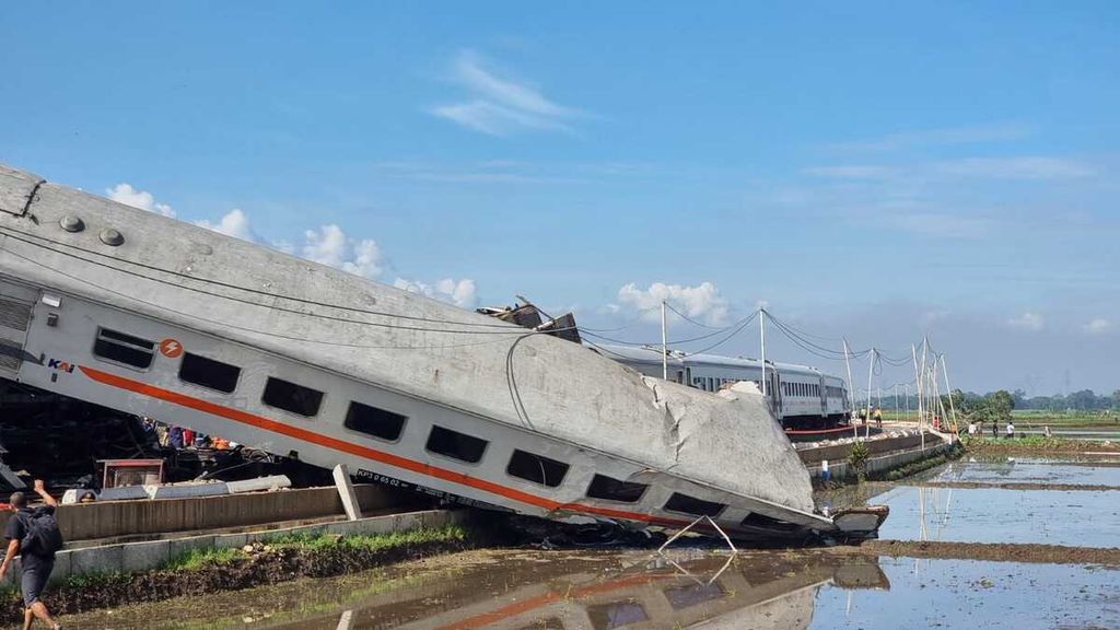 Gerbong kereta api anjlok masuk ke sawah akibat kecelakaan di Cicalengka, Kabupaten Bandung, Jawa Barat, Jumat (5/1/2024). Dua orang tewas akibat kejadian yang melibatkan KA Turangga dan KA Commuterline Bandung Raya.