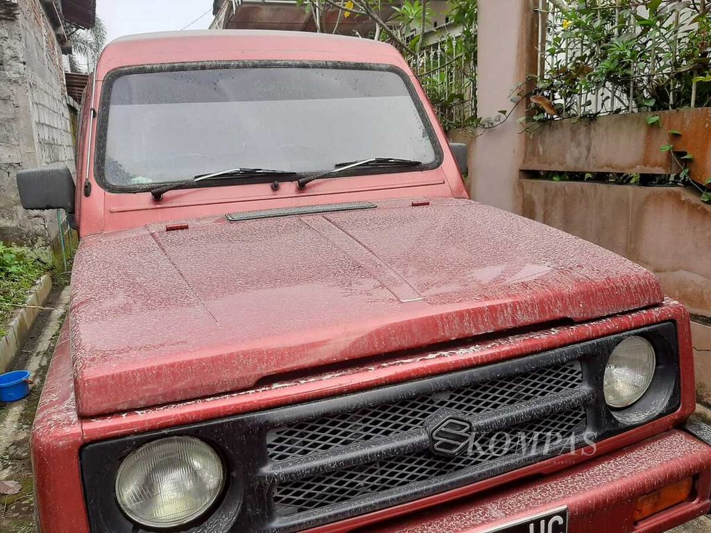 Mobil milik warga terkena hujan abu vulkanik Gunung Merapi, Kamis (10/3/2022), di Kota Magelang, Jawa Tengah. 