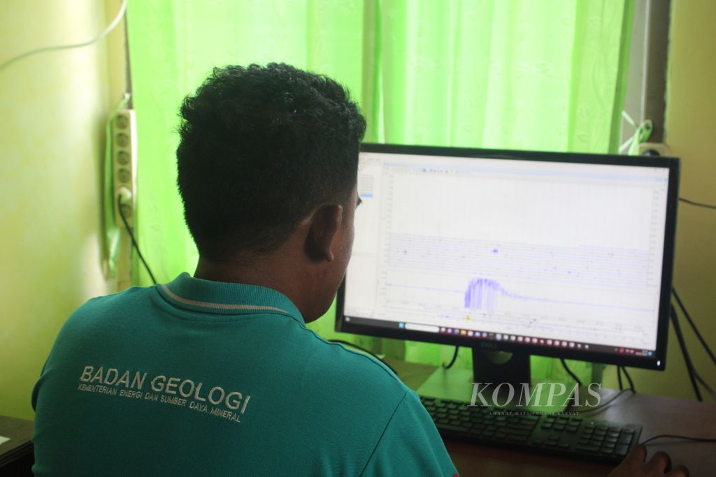 Petugas memantau rekaman data informasi erupsi Gunung Lewotobi Laki-laki di Kabupaten Flores Timur, Nusa Tenggara Timur, pada Jumat (5/1/2024). Gempa vulkanik masih terus terjadi.