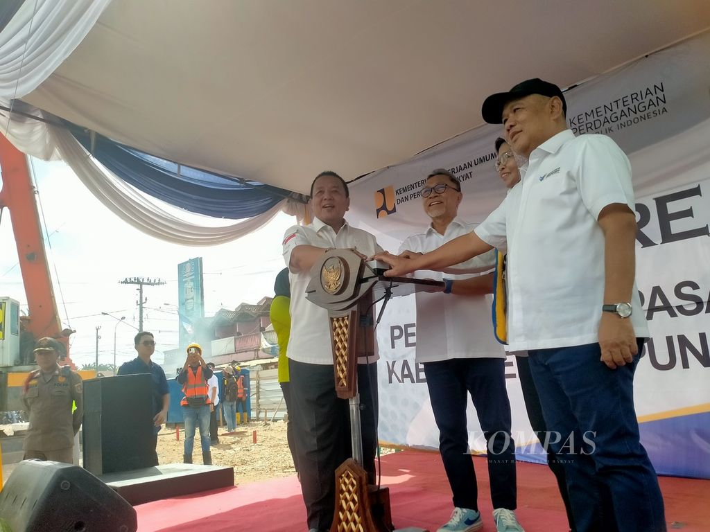 Menteri Perdagangan Zulkifli Hasan melakukan peletakan batu pertama pembangunan Pasar Natar, Kabupaten Lampung Selatan, Lampung, Kamis (25/1/2024).