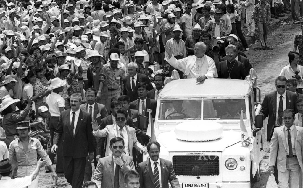 Pope John Paul II during his visit to Medan, October 1989.