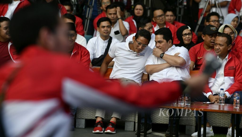 Calon wakil presiden dalam Pemilu 2019, Sandiaga Uno (kiri), dan Ketua Tim Kampanye Nasional pasangan Joko Widodo-Ma’ruf Amin, Erick Thohir (kanan), menghadiri acara kolaborasi relawan muda pendukung pasangan Prabowo-Sandi dan relawan muda pendukung pasangan Jokowi-Amin bertajuk ”Young Penting Indonesia” di Jakarta, Sabtu (13/7/2019). 