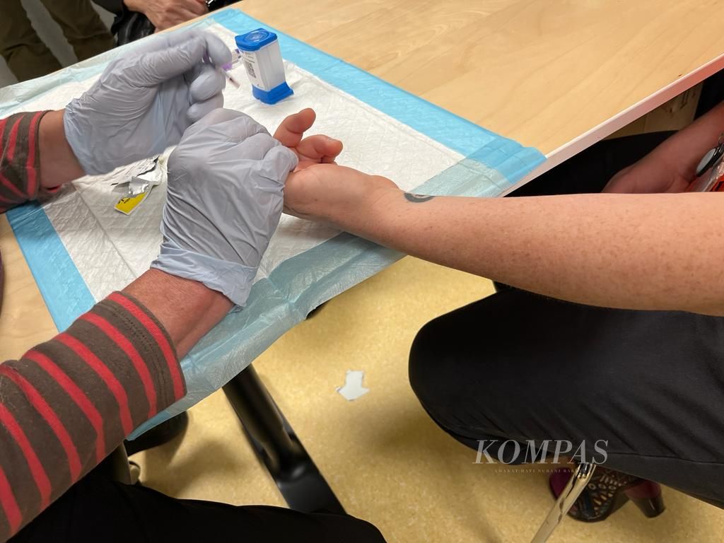 Seorang petugas medis mengambil sampel darah pengguna narkoba untuk memeriksa apakah terinfeksi hepatitis C atau tidak, di North Richmond Community Health, di Melbourne, Australia, Senin (17/4/2023). Hal ini merupakan bagian dari layanan pengurangan dampak buruk narkoba. 
