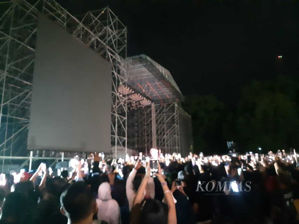 Penonton menyaksikan konser Westlife di Lapangan Brahma, Candi Prambanan, Yogyakarta, Minggu (2/10/2022).