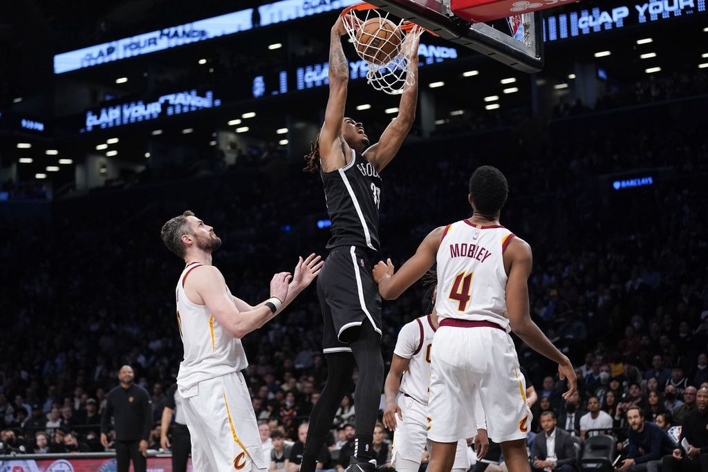 Pemain Brooklyn Nets, Nic Claxton, beraksi dalam pertandingan <i>play-in</i> Wilayah Timur antara Brooklyn Nets dan Cleveland Cavaliers di Barclays Center, New York, Rabu (13/4/2022) WIB. Nets mengalahkan Cavaliers, 115-108, dan mengamankan tiket <i>playoff</i>.