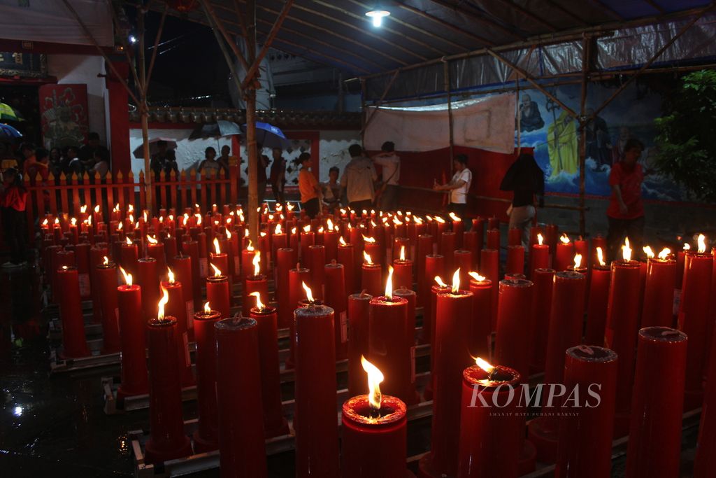 Ratusan lilin berjejer dalam Wihara Dewi Welas Asih di Kota Cirebon, Jawa Barat, pada malam tahun baru Imlek 2575, Jumat (9/2/2024). 