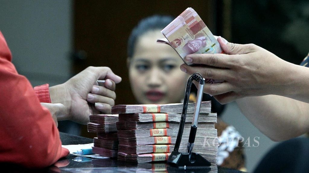 Kegiatan tempat penukaran uang di Jakarta, Jumat (1/2/2019) saat petugas valuta asing menghitung jumlah uang.  