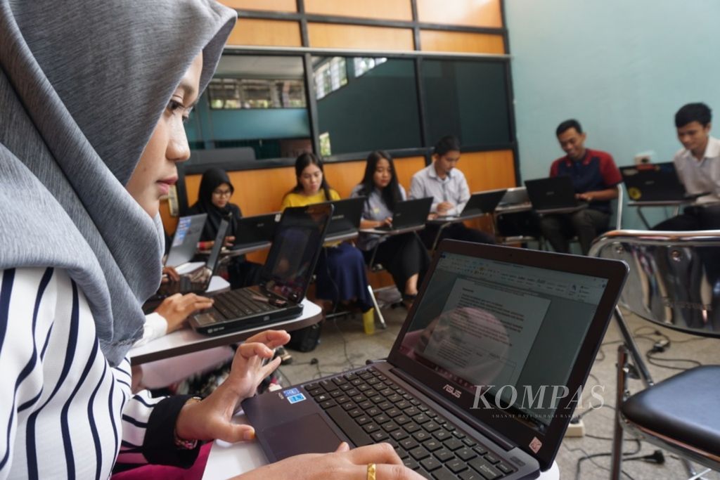 Suasana ruang belajar Pendidikan Profesi Guru di Lembaga Pendidikan dan Tenaga Keguruan Universitas Lampung, Lampung, beberapa waktu lalu. Mulai tahun 2024, lulusan pendidikan profesi dari perguruan tinggi mendapat nomor sertifikat profesi nasional dari Kementerian Pendidikan, Kebudayaan, Riset, dan Teknologi. 