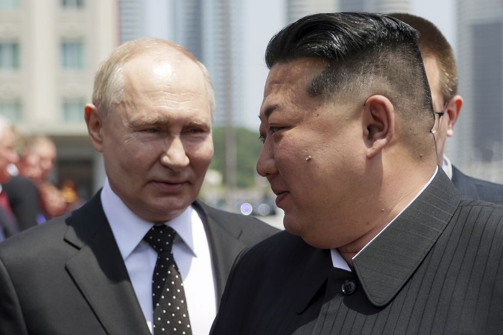 Presiden Rusia Vladimir Putin (kiri) dan Pemimpin Korea Utara Kim Jong Un mengikuti upacara penyambutan di Lapangan Kim Il Sung di Pyongyang, Korut, 19 Juni 2024.