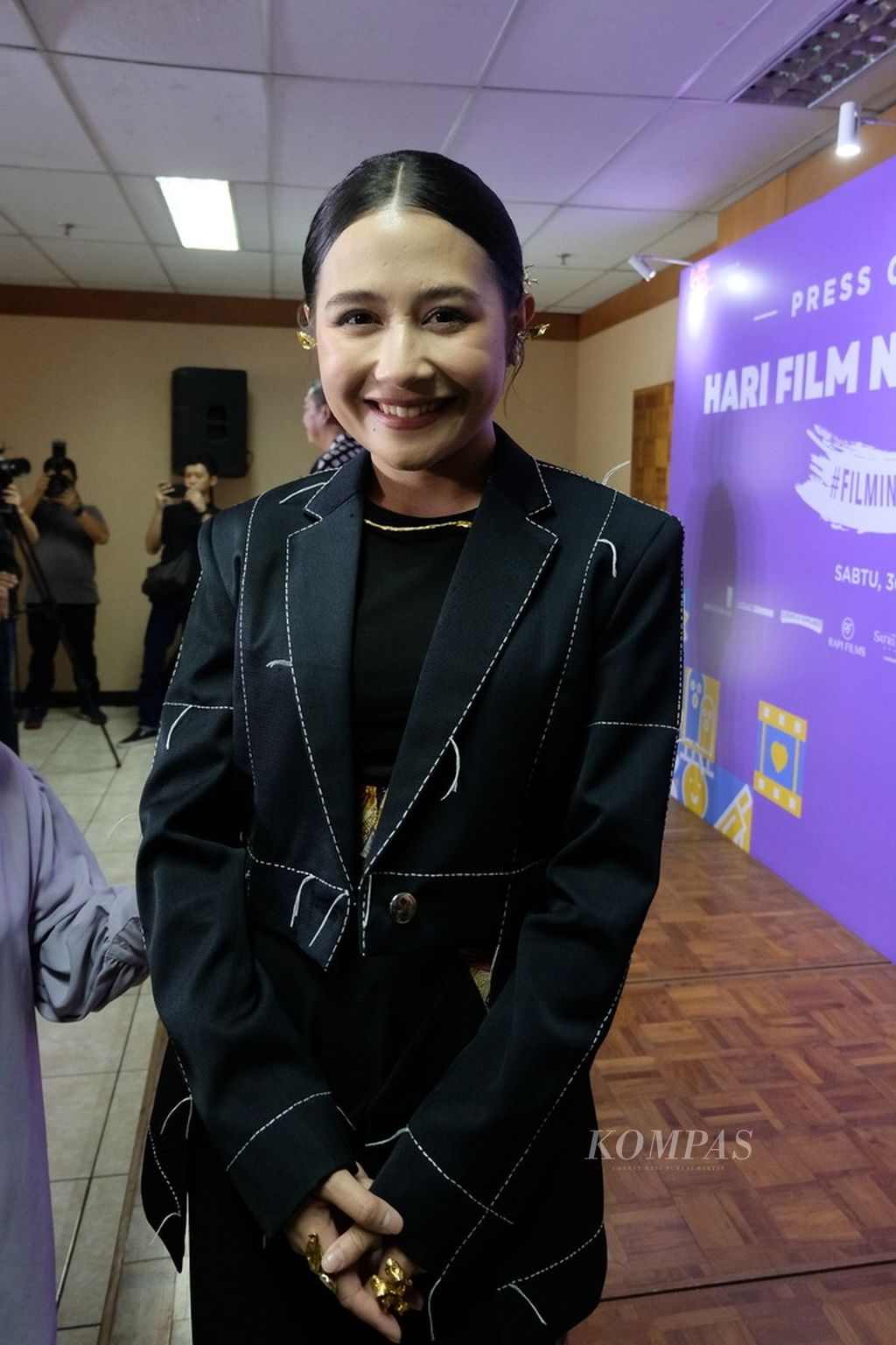 Prilly Latuconsina berpose seusai melakukan konferensi pers tentang Hari Film Nasional di Jakarta, Sabtu (30/3/2024).