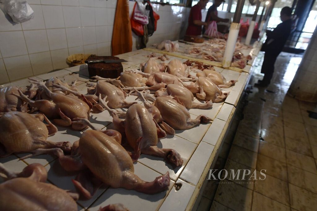Ayam ras dijual di salah satu los daging di Pasar Tomang Barat, Jakarta Barat, Rabu (2/2/2022). 