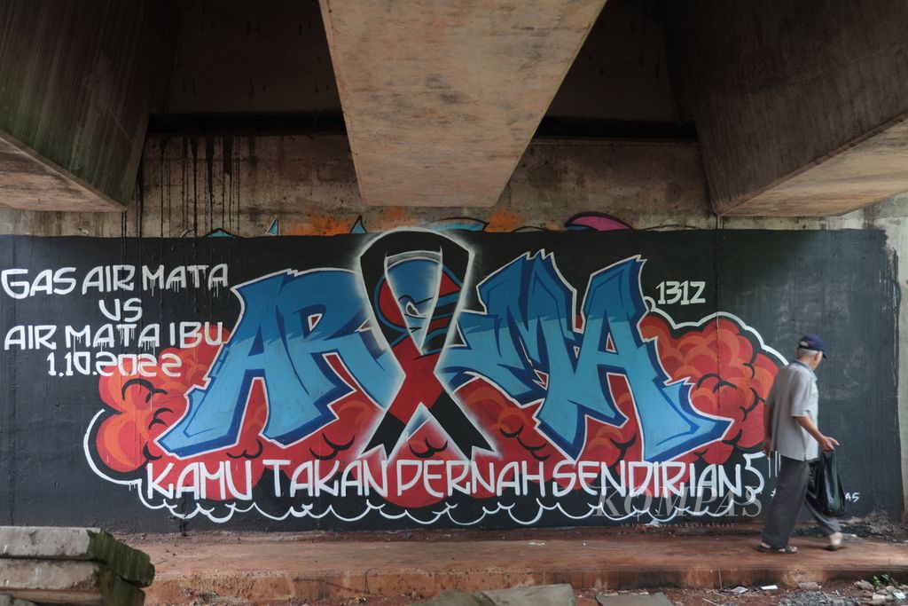 Dukungan untuk penuntasan kasus Tragedi Kanjuruhan melalui media mural tergambar di bawah jembatan layang Bintaro, Jakarta, Minggu (6/11/2022). Tragedi Kanjuruhan yang menewaskan 135 Aremania akibat berdesak-desakan setelah polisi menembakkan gas air mata ke tribune itu menjadi salah satu indikator menurunnya kepercayaan publik terhadap kinerja kepolisian berdasarkan survei yang dilakukan Litbang <i>Kompas</i>. Pada survei yang dilakukan pada periode Juni-Okotober 2022, Litbang <i>Kompas</i> mencatat, citra lembaga tersebut merosot 17,2 persen dari 65,7 persen (Juni) menjadi 48,5 persen (Oktober). 