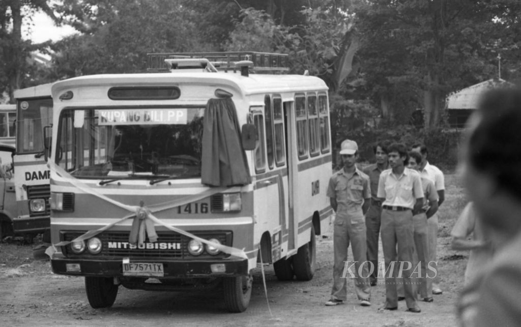 Bus DAMRI nomor polisi DF 7571 TX merupakan bus pertama yang mengawali operasi perdana angkutan darat antar propinsi, Kupang-Dili. Pelepasannya dilakukan dalam sebuah acara pada 10 Juni 1985. Perjalanan perdana ini membawa 10 penumpang. Untuk melayani lintas Kupang-Dilli pp ini baru beroperasi satu bus. Berangkat dari Kupang tiap tanggal genap, dan dari Dilli tiap tanggal ganjil. Tarifnya Rp 12.500, termasuk tiga kali makan minum di tiga tempat peristirahatan. Jarak Kupang-Dilli 521,5 km, ditempuh sekitar 20 jam.