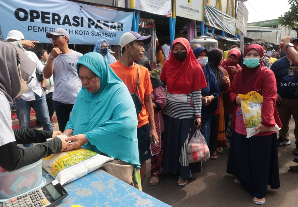 Warga antusias membeli beras dalam operasi pasar di Pasar Pucang Anom, Surabaya, Jawa Timur, Sabtu (4/2/2023). Beras medium dijual Rp 46.000 per kemasan 5 kilogram (kg), jauh lebih murah dari harga pasaran Rp 60.000 per kg. Total stok yang disiapkan 80 ton. 