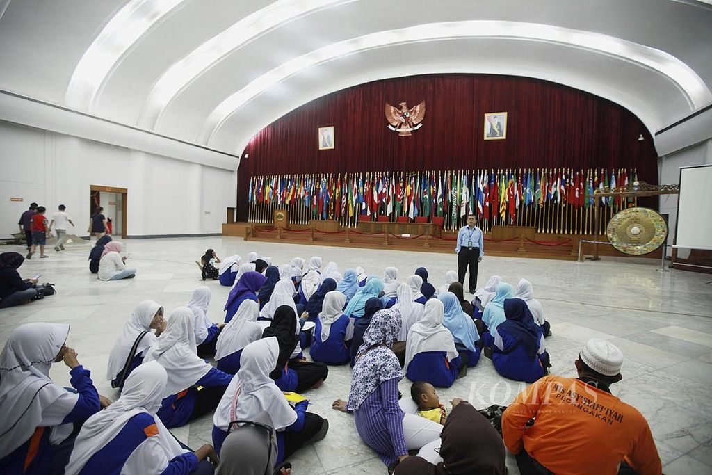  Rombongan pelajar mendengarkan sejarah yang dipaparkan petugas Gedung Merdeka, Bandung, Jawa Barat, saat berkunjung, akhir Desember 2016, 