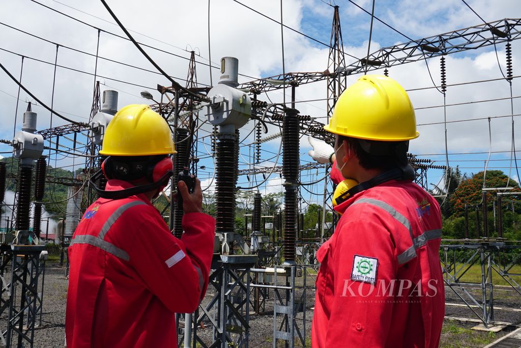 Operator meninjau transformator PLTP Lahendong di Tomohon, Sulawesi Utara, Kamis (29/7/2021). PLTP Lahendong kini beroperasi pada kapasitas maksimalnya, yaitu 4 x 20 megawatt dan menghasilkan listrik sebesar 520 gigawatt jam per tahun.