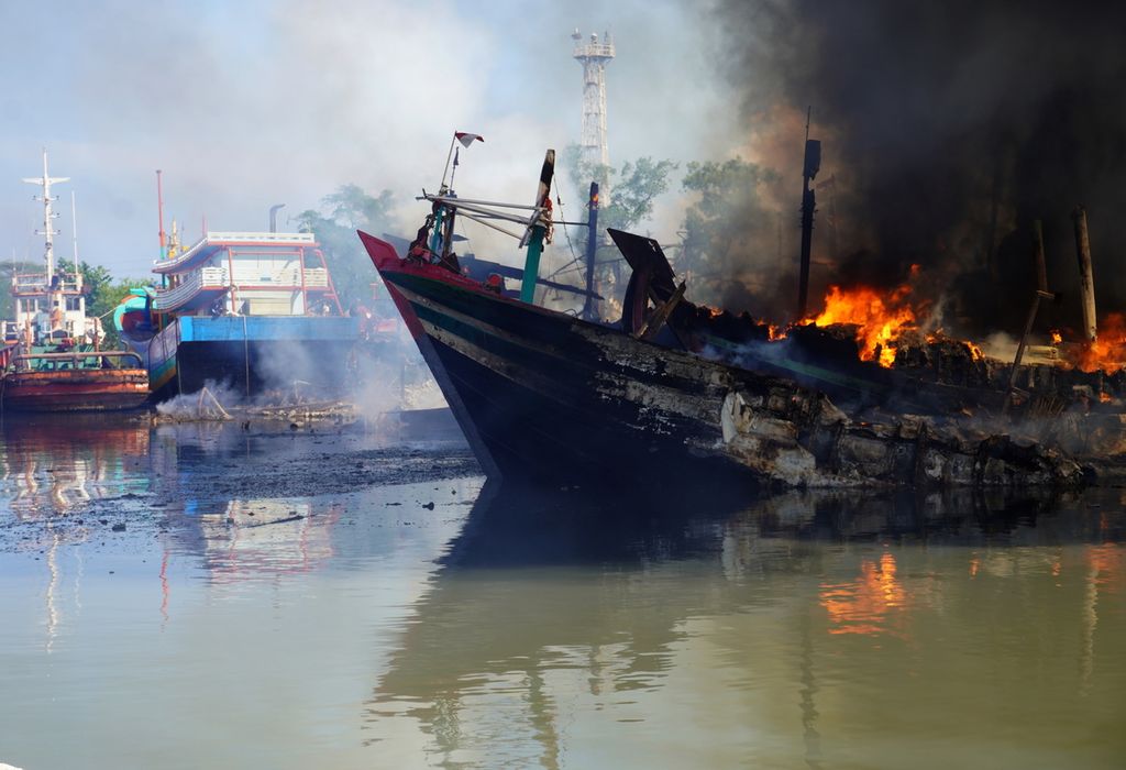 Api melalap belasan kapal yang bersandar di galangan kapal PT Tegal Sipyard Utama, Kelurahan Mintaragen, Kecamatan Tegal Timur, Kota Tegal, Jawa Tengah, Rabu (17/11/2021). 