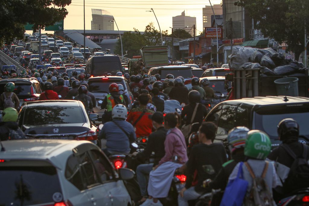 Kepadatan lalu lintas di Jalan Jati Baru Raya, Jakarta Pusat, Kamis (15/12/2022).