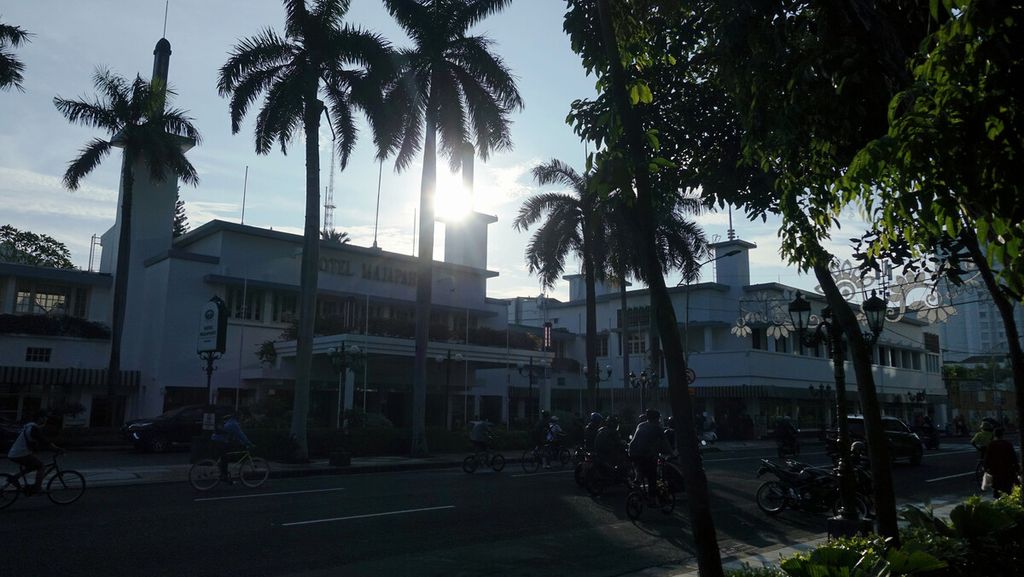 Mentari pagi menerobos Hotel Majapahit di Jalan Tunjungan, Kota Surabaya, Jawa Timur, Minggu (27/2/2022).