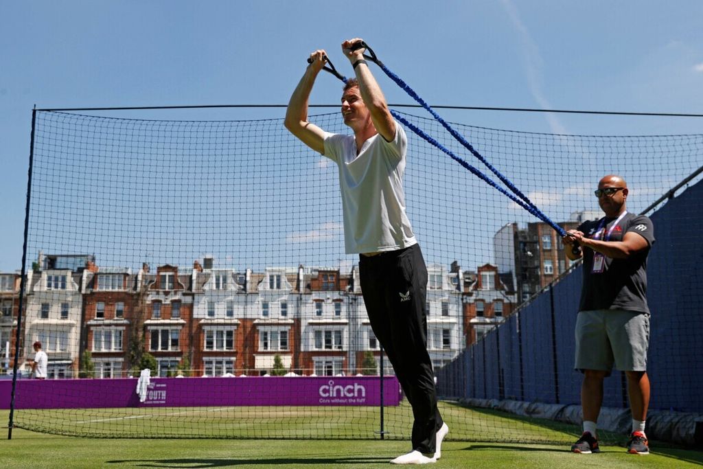 Petenis Inggris, Andy Murray, melakukan peregangan di London, Inggris, pada Juni 2021.