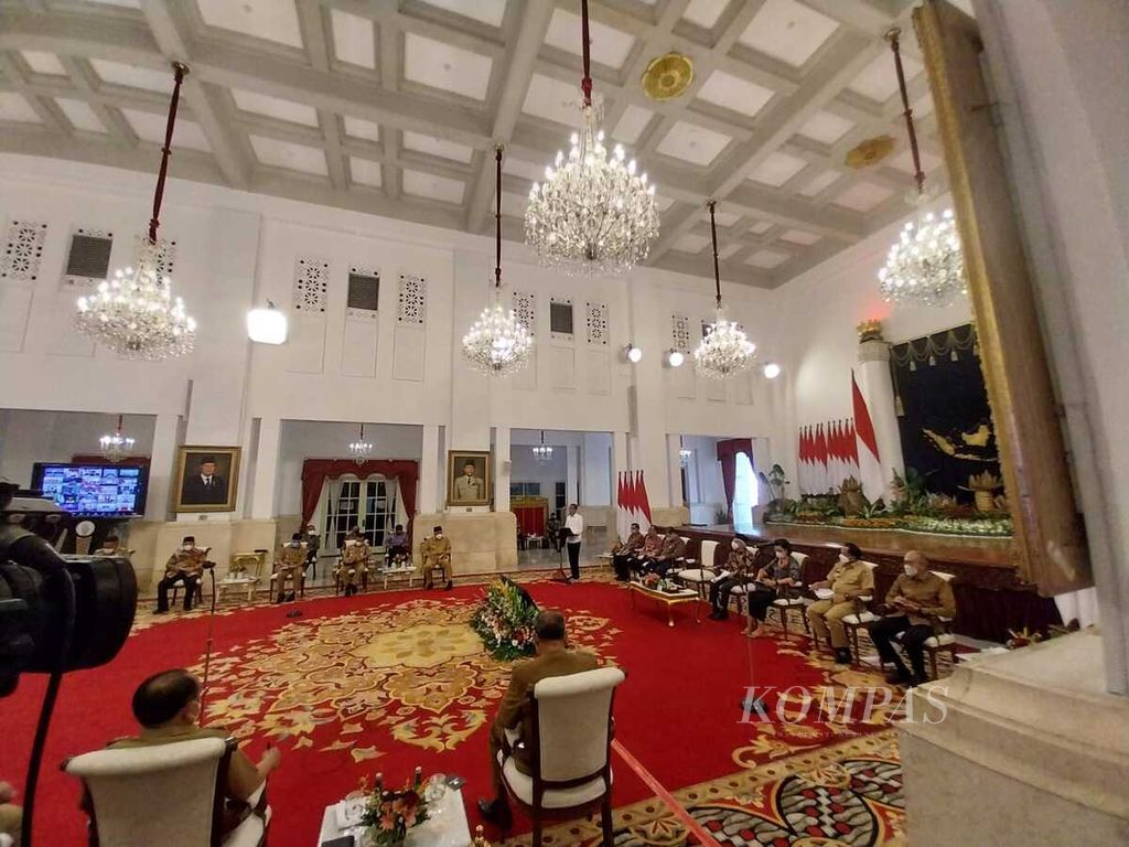 Presiden Joko Widodo saat memberikan arahan terkait pengendalian inflasi dalam pertemuan dengan seluruh kepala daerah secara hibrida, luring dan daring, di Istana Negara, Jakarta, Senin (12/9/2022). 