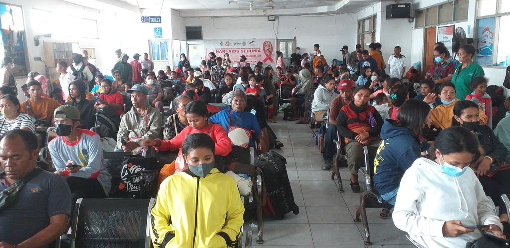 Calon penumpang duduk menunggu keberangkatan feri di ruang tunggu di Dermaga Bolok, Kupang, Jumat (1/7/2022). Sayang, ruang tunggu ini tidak dilengkapi dengan toilet yang memadai.
