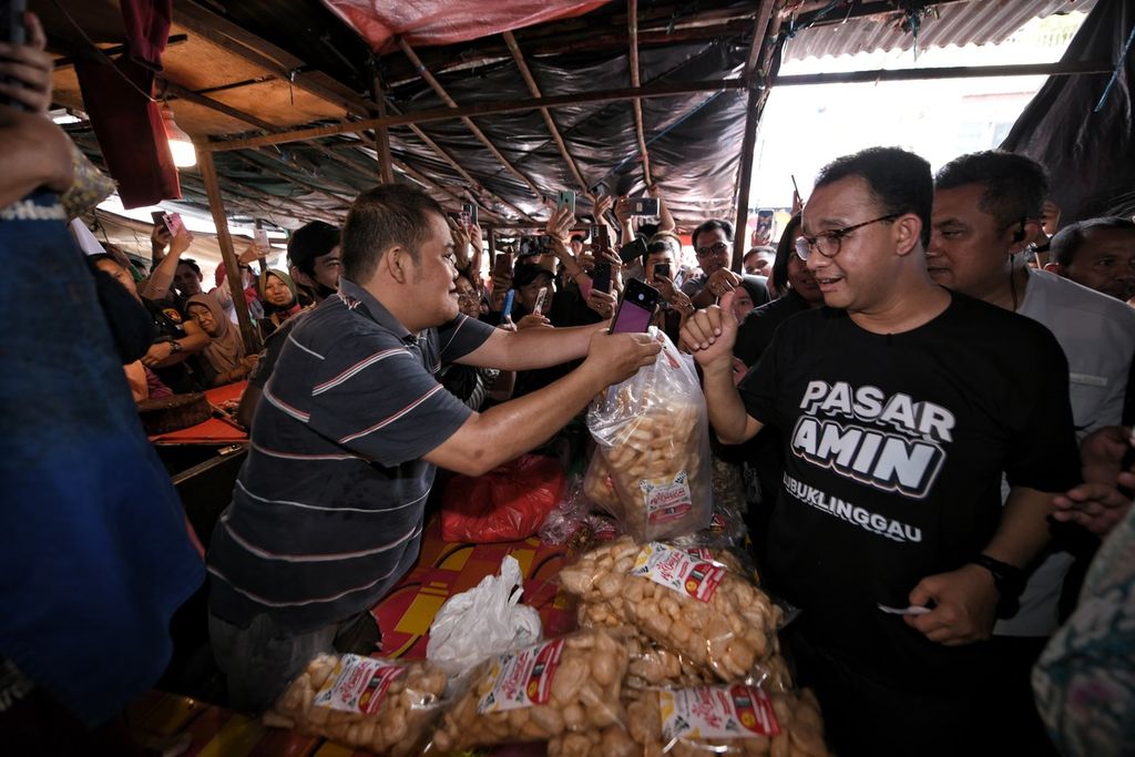 Calon presiden nomor urut 1, Anies Rasyid Baswedan, di Pasar Inpres Kota Lubuk Linggau, Sumatera Selatan, Senin (18/12/2023).