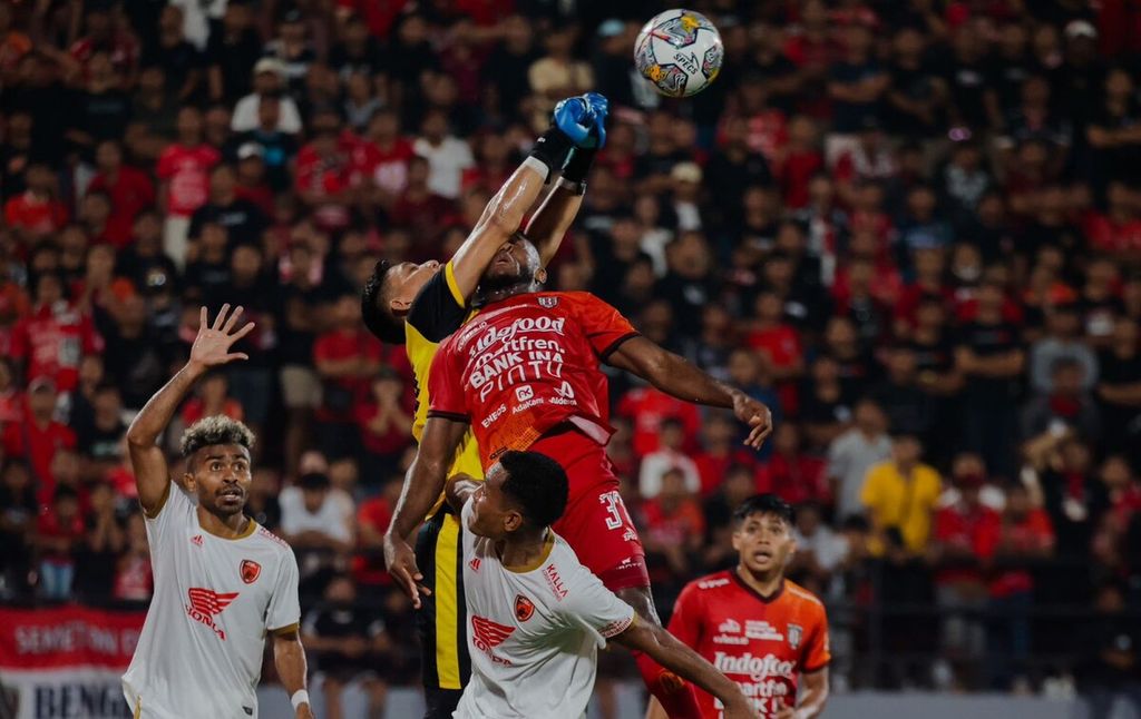 Dokumentasi Bali United menampilkan suasana dalam laga putaran pertama babak <i>play-off </i>Liga Champions Asia 2023 antara Bali United melawan PSM Makassar di Stadion Kapten I Wayan Dipta, Gianyar, Bali, Selasa (6/6/2023). 