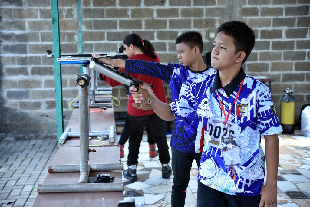 Para peserta mengikuti seleksi hari kedua cabang olahraga menembak sentra pembinaan Desain Besar Olahraga Nasional di Universitas Negeri Jakarta, Kamis (14/7/2022). Hari kedua seleksi terdiri atas tes keterampilan spesifik cabang yang diminati.
