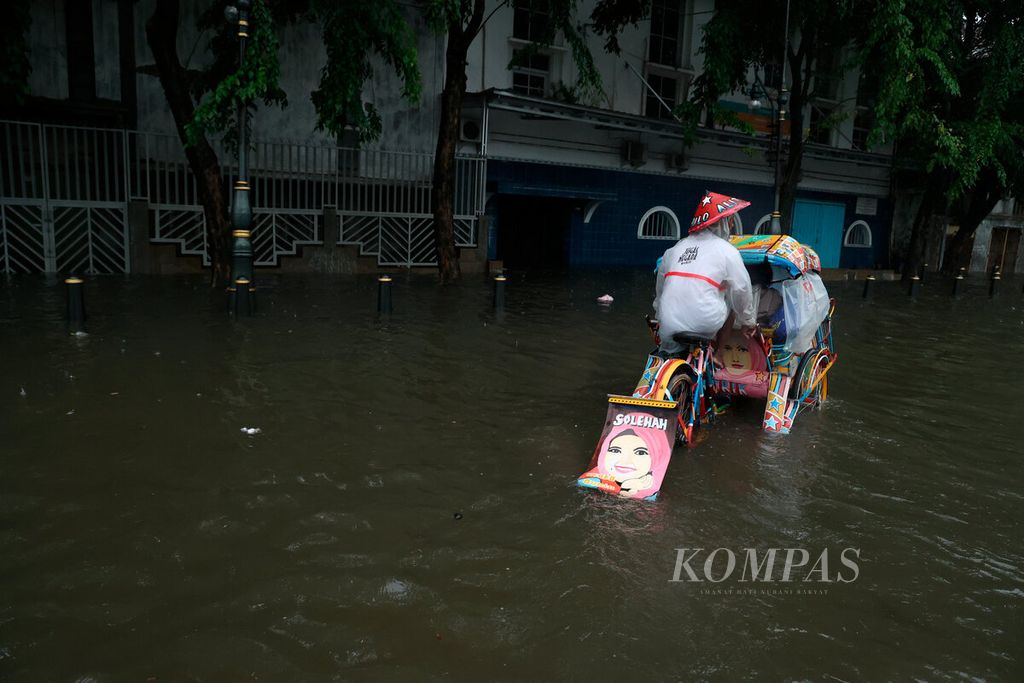 Pengemudi becak berusaha melintasi banjir yang menggenangi kawasan Kota Lama, Kota Semarang, Jawa Tengah, Kamis (14/3/2024). 