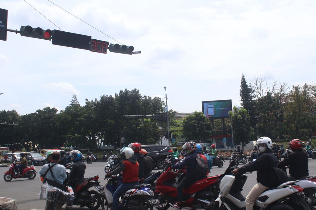 Hitungan durasi lampu merah mencapai 300 detik saat sejumlah kendaraan menunggu lampu merah di perempatan Kiaracondong, Kota Bandung, Jawa Barat, Kamis (26/1/2023).