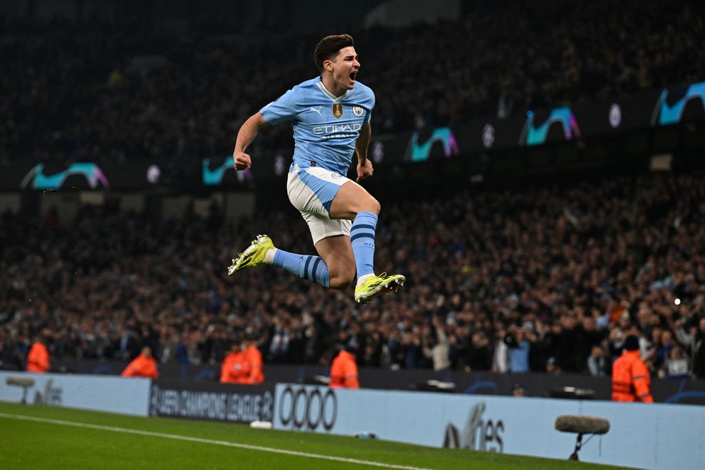Penyerang Manchester City, Julian Alvarez, merayakan gol kedua yang dicetaknya untuk City dalam pertandingan kedua babak 16 besar Liga Champions antara City dan Kopenhagen di Stadion Etihad, Manchester, Kamis (7/3/2024) dini hari WIB.
