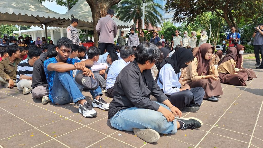 Remaja yang terlibat konvoi diberikan pengarahan di Balai Kota Jakarta, Rabu (3/4/2024).