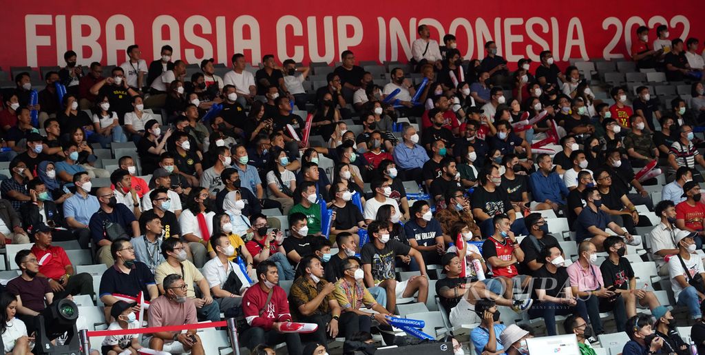 Suasana penonton saat pertandingan antara timnas Arab Saudi melawan timnas Indonesia dalam babak penyisihan Piala Asia FIBA 2022 di Istora Gelora Bung Karno, Jakarta, Selasa (12/7/2022). Indonesia akhirnya mengalahkan Arab Saudi, 80-54.