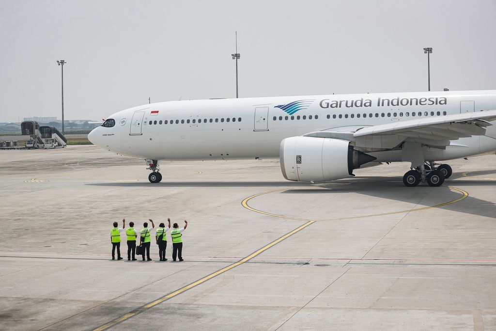 Petugas bandara melambaikan tangan saat pesawat yang membawa Paus Fransiskus bersiap lepas landas di Bandara Internasional Soekarno-Hatta, Tangerang, Banten, Jumat (6/9/2024). Paus Fransiskus akan melanjutkan perjalanannya ke Papua Niugini.