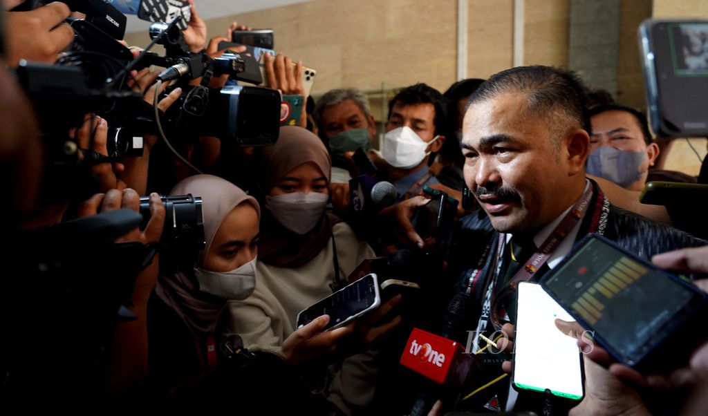 Kuasa hukum keluarga almarhum Brigadir Nofriansyah Josua Hutabarat, Kamaruddin Simanjuntak, tiba di Bareskrim Mabes Polri, Jakarta, Senin (18/7/2022). 