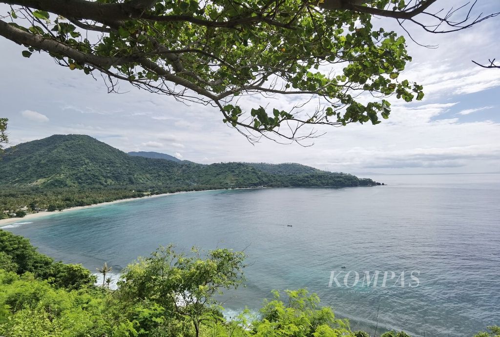 Kawasan pesisir Lombok dilihat dari Bukit Nipah, Lombok Utara, pada 2021 lalu.