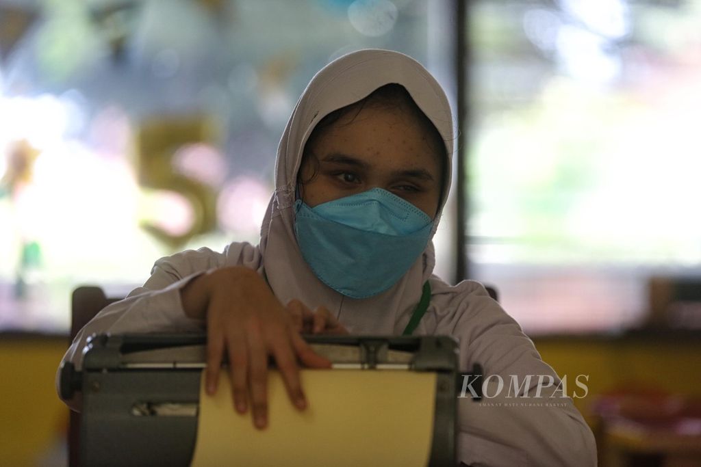 Dengan menggunakan mesin tik khusus braile, seorang siswa penyandang <i>multiple disability with visual impairment</i> (MDVI) berusaha menjawab soal saat mengikuti ujian akhir sekolah di SMA SLB-A Pembinaan Tingkat Nasional Jakarta, Senin (14/3/2022).