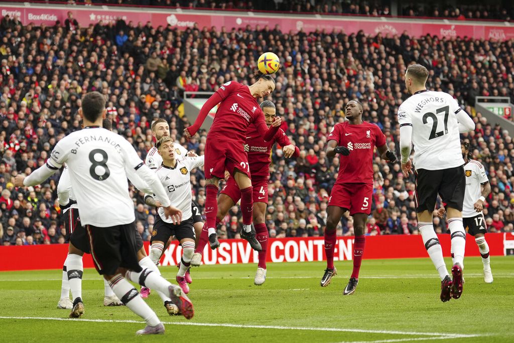 Penyerang Liverpool Darwin Nunez (tengah) menyundul bola pada laga Liga Inggris antara Liverpool dan Manchester United di Stadion Anfield, Liverpool, Senin (6/3/2023) dini hari WIB. 