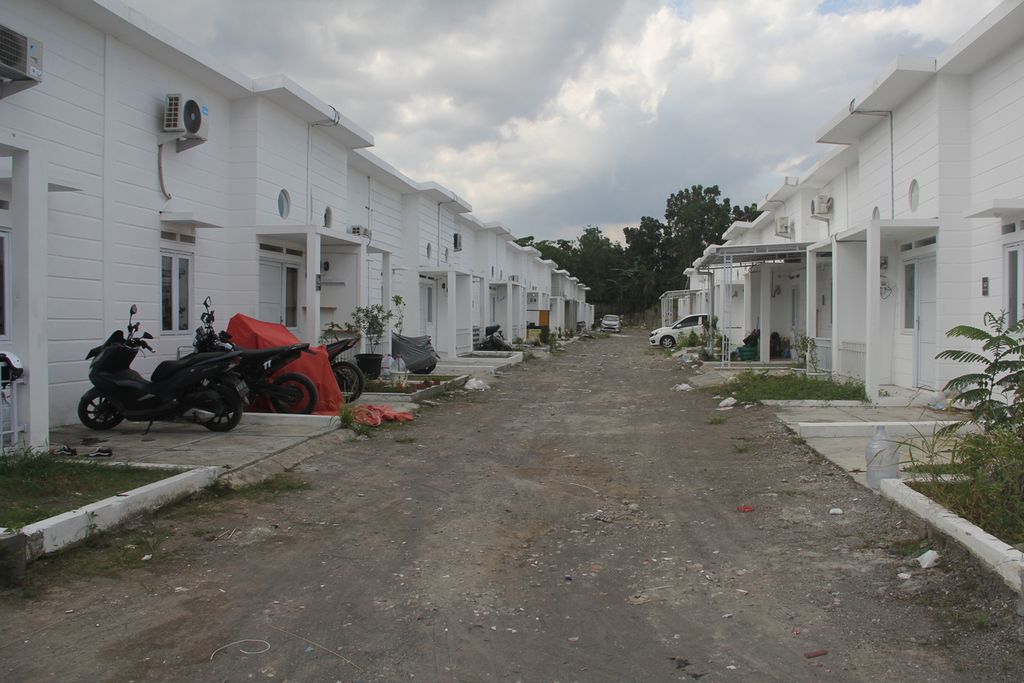 Kondisi sejumlah rumah di Perumahan Kandara Village, Desa Maguwoharjo, Kecamatan Depok, Kabupaten Sleman, Daerah Istimewa Yogyakarta, yang telah selesai dibangun dan sebagian sudah dihuni, Selasa (16/5/2023). 