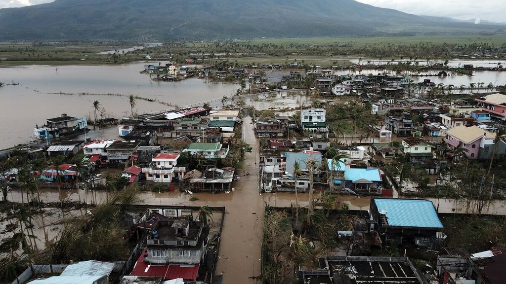 Pemandangan dari udara menunjukkan kerusakan bangunan dan banjir akibat hantaman topan Goni di kota Malinao, Provinsi Albay, Filipina, Minggu (1/11/2020). Topan dengan kecepatan angin 225 kilometer per jam itu menyebabkan ratusan rumah rusak dan sekitar satu juta warga dievakuasi. 